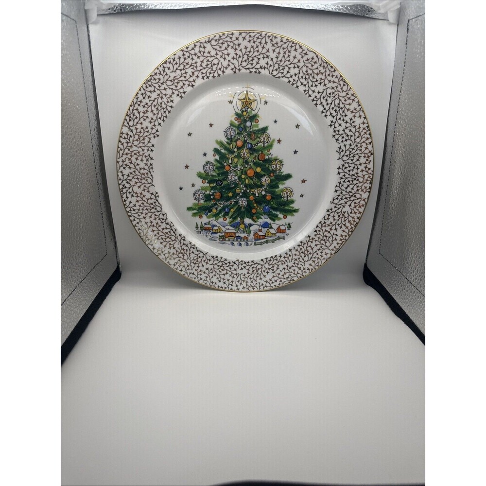 Salem "Christmas Eve" Bone China Plate Gold Filligree Made in England 10.5 inch